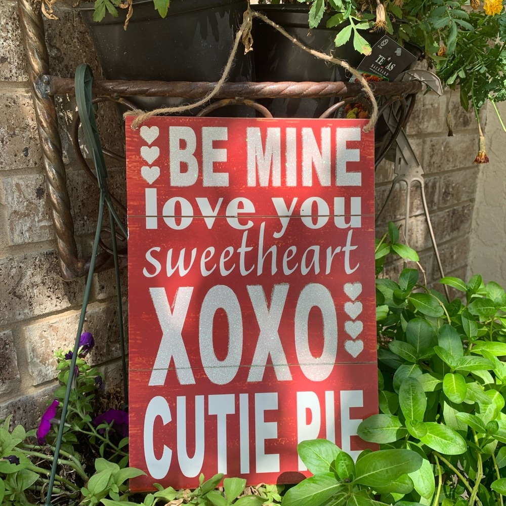 NWOT Cute Love Sign
